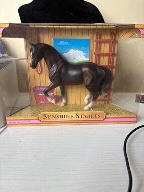 Breyer Horse Sunshine Stables Dark Bay Hanoverian Horse Figurine